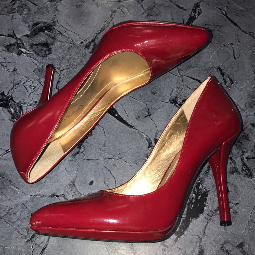 🌻$10🌻 BCBGeneration red heels!